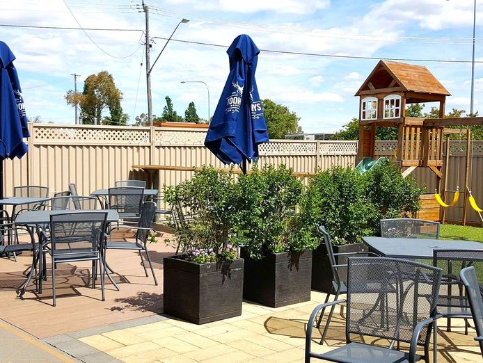 freehold-family-hotel-cootamundra-nsw-1p0382-4