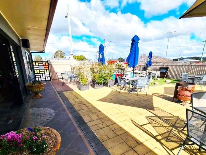 freehold-family-hotel-cootamundra-nsw-1p0382-8