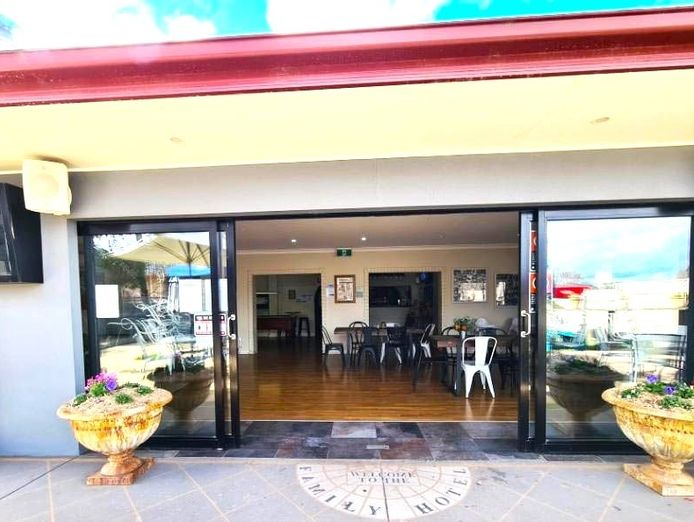 freehold-family-hotel-cootamundra-nsw-1p0382-7