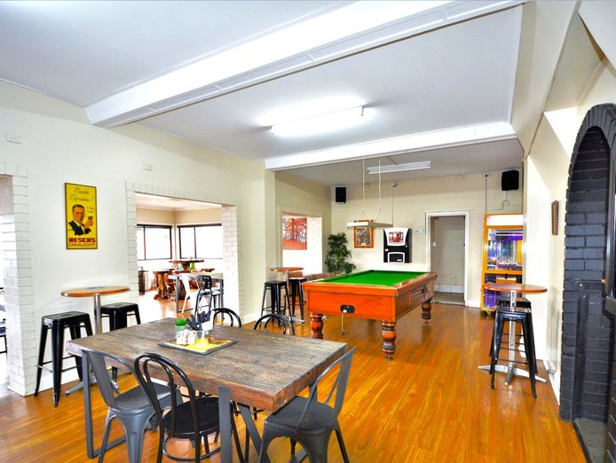 freehold-family-hotel-cootamundra-nsw-1p0382-1