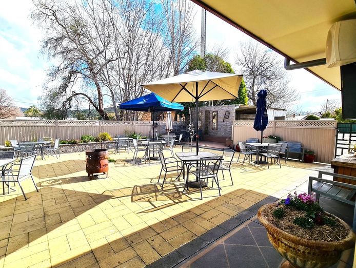 freehold-family-hotel-cootamundra-nsw-1p0382-6