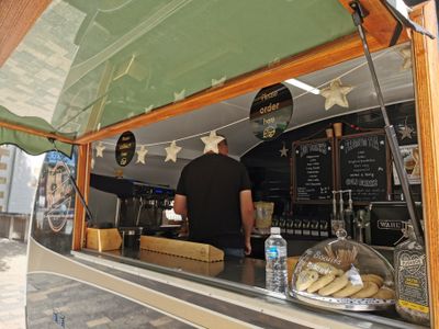 retro-pop-up-cafe-and-espresso-van-9
