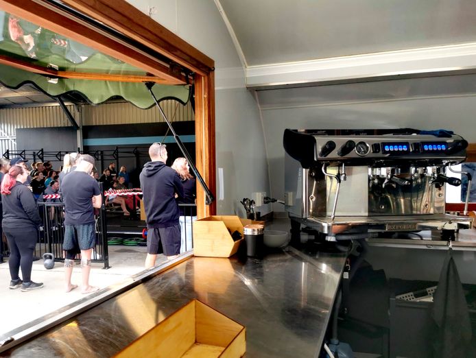 retro-pop-up-cafe-and-espresso-van-5
