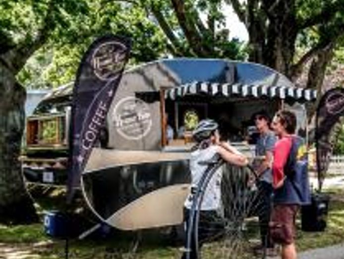 retro-pop-up-cafe-and-espresso-van-1