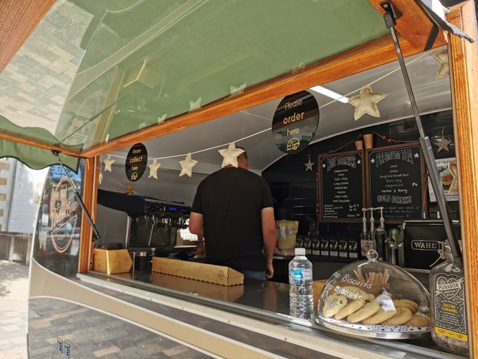 retro-pop-up-cafe-and-espresso-van-9