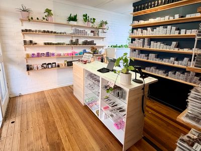 eyelash-extensions-salon-for-sale-1