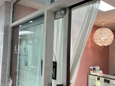 stunning-pink-cosmetic-clinic-in-the-heart-of-chevron-island-gold-coast-4