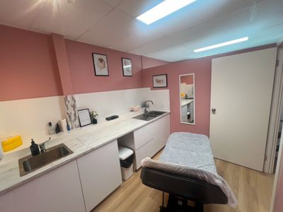 stunning-pink-cosmetic-clinic-in-the-heart-of-chevron-island-gold-coast-2