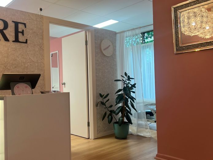 stunning-pink-cosmetic-clinic-in-the-heart-of-chevron-island-gold-coast-6