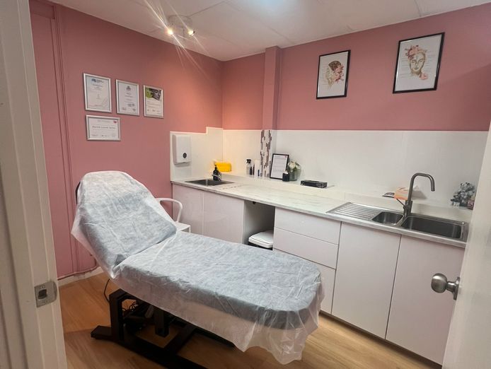 stunning-pink-cosmetic-clinic-in-the-heart-of-chevron-island-gold-coast-1