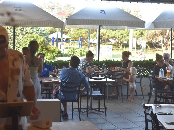 beachside-restaurant-bar-opportunity-tourist-hotspot-north-of-coffs-harbour-0