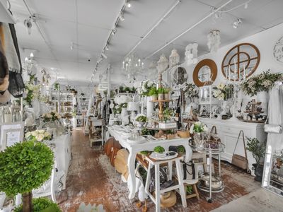 coastal-lifestyle-retail-business-the-white-house-at-noosa-marina-2