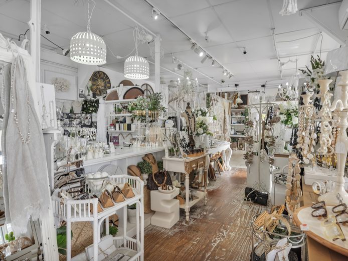 coastal-lifestyle-retail-business-the-white-house-at-noosa-marina-3