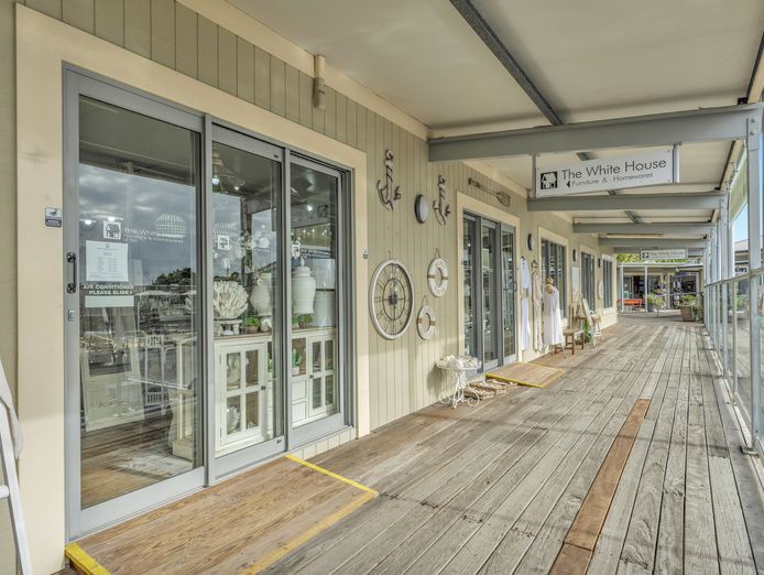 coastal-lifestyle-retail-business-the-white-house-at-noosa-marina-4