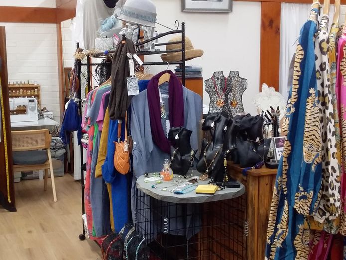 retail-clothing-hats-quality-jewellery-combined-in-this-business-for-sale-2