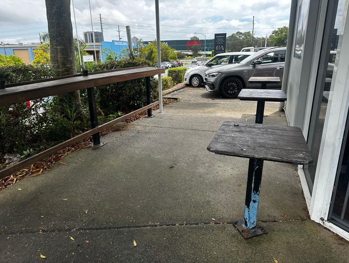 landlord-offers-fully-equipped-snack-bar-take-away-shop-7