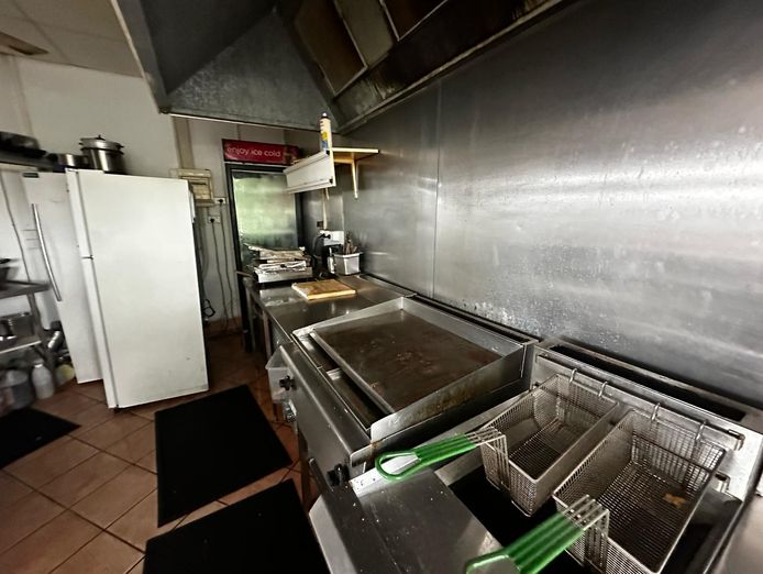 landlord-offers-fully-equipped-snack-bar-take-away-shop-6