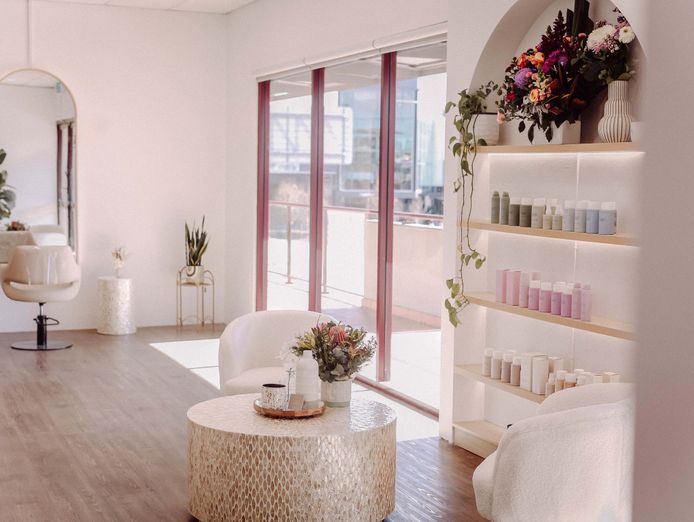 hair-extension-luxury-salon-2