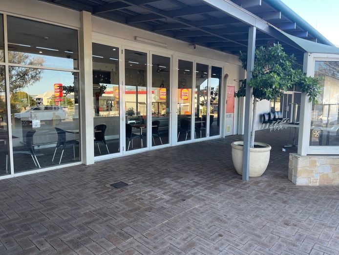 cafe-shopping-centre-stores-such-as-coles-and-kmart-hence-is-a-go-to-destination-5