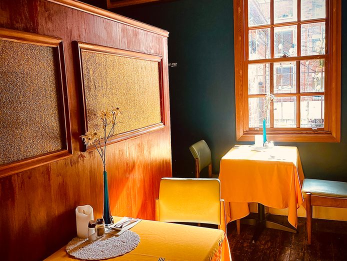 enchanting-vintage-style-sicilian-restaurant-2