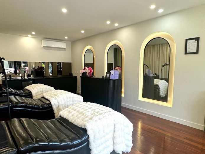lash-and-beauty-salon-with-e-comm-brand-turn-key-opportunity-premium-fitout-2