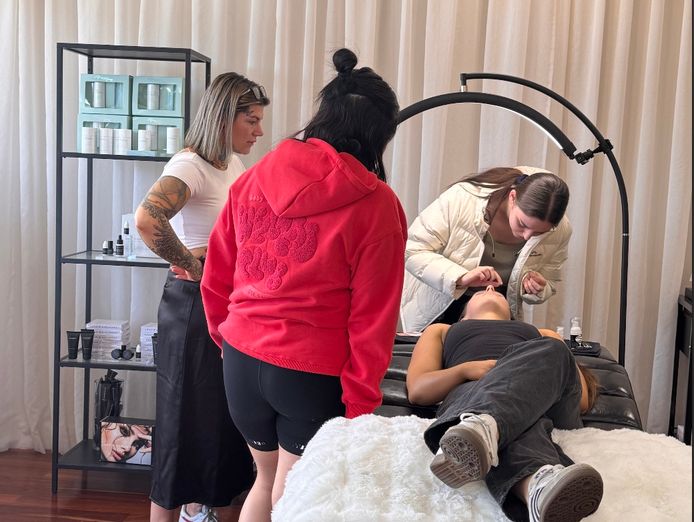 lash-and-beauty-salon-with-e-comm-brand-turn-key-opportunity-premium-fitout-4