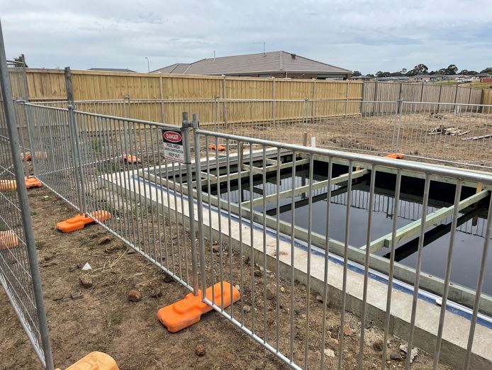 temporary-pool-and-spa-fencing-hire-7