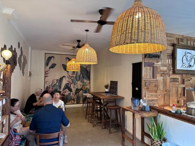 small-cafe-but-big-in-every-other-way-4