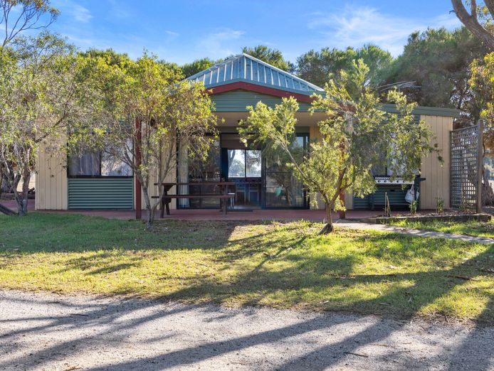 freehold-accessible-accommodation-farmstay-on-15-acres-phillip-island-6