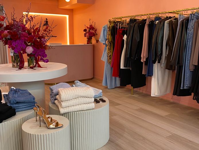 ladies-clothing-boutique-turnkey-opportunity-in-prime-location-0