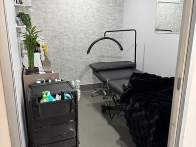 spacious-14-chair-hair-salon-for-sale-beauty-rooms-client-based-included-6