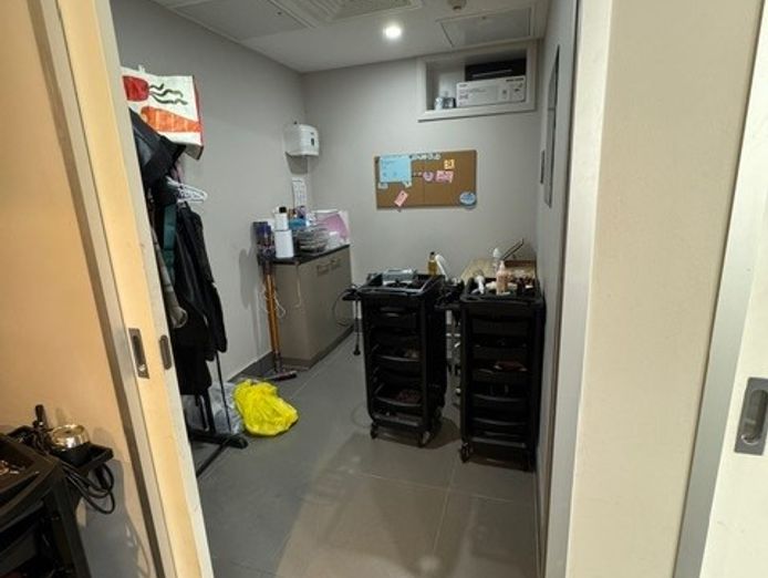 spacious-14-chair-hair-salon-for-sale-beauty-rooms-client-based-included-8