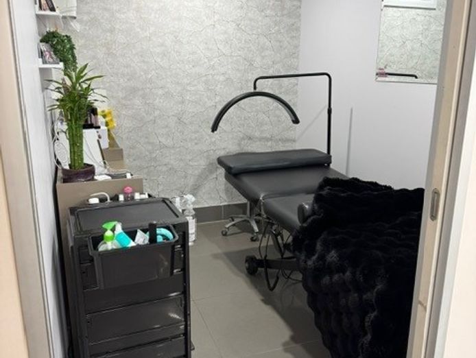 spacious-14-chair-hair-salon-for-sale-beauty-rooms-client-based-included-6