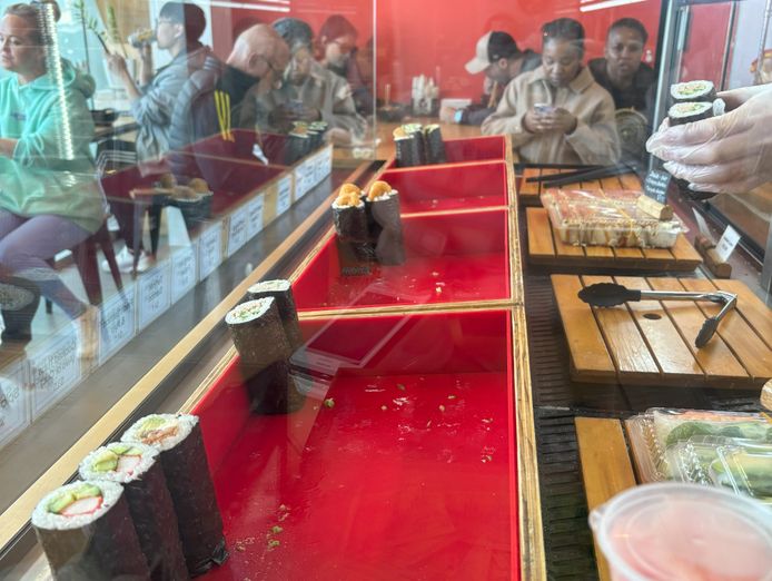 sushi-and-asian-food-take-away-shop-3