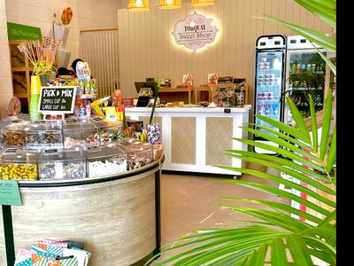 boutique-sweet-shop-fun-full-of-charm-in-the-heart-of-torquay-2