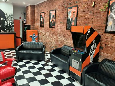 rumble-barbers-iconic-rock-n-roll-barbershop-on-high-with-attached-dwelling-2