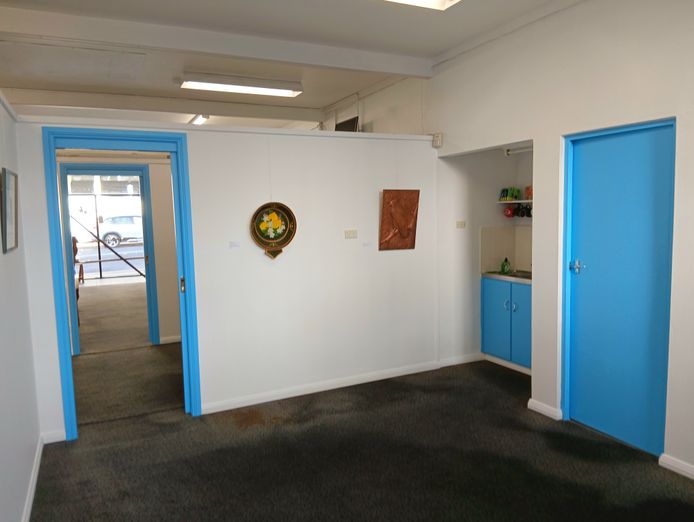 live-your-dream-of-owning-a-rural-art-gallery-3
