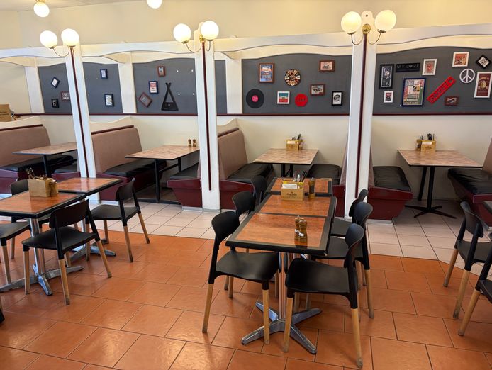fully-equipped-restaurant-for-sale-prime-warwick-location-0
