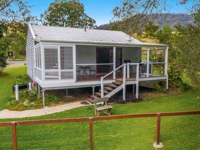 life-style-business-romantic-cabins-in-picturesque-farming-landscape-0
