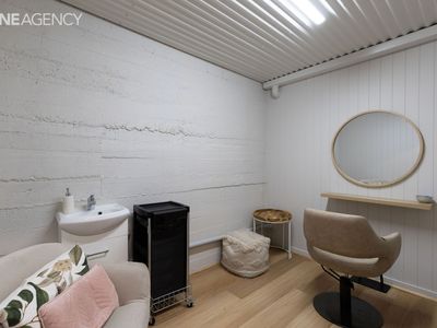 established-hair-salon-in-prime-location-9