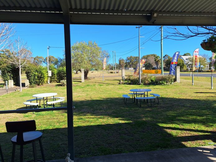 wiwo-popular-cafe-bar-located-near-warwick-qld-4