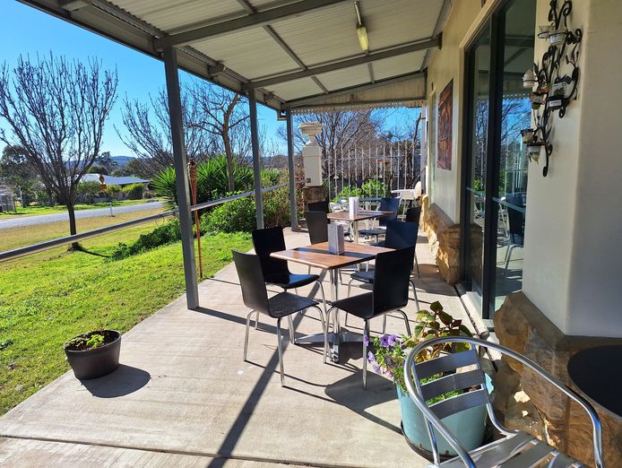 wiwo-popular-cafe-bar-located-near-warwick-qld-5