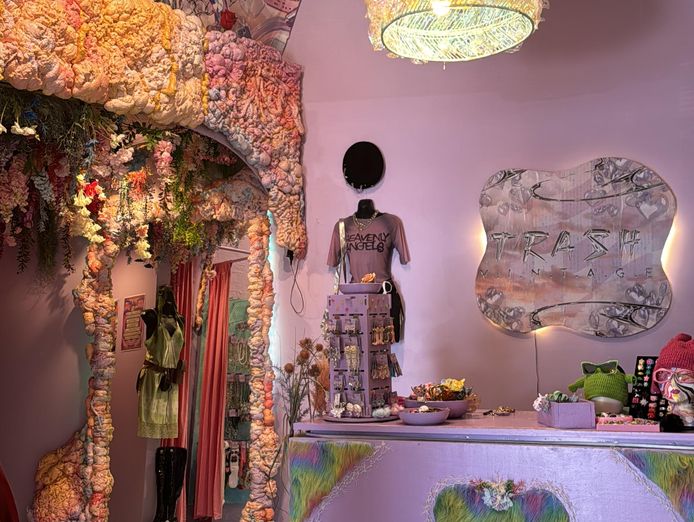 iconic-vintage-street-festival-retail-byron-bay-17yr-established-profitable-2