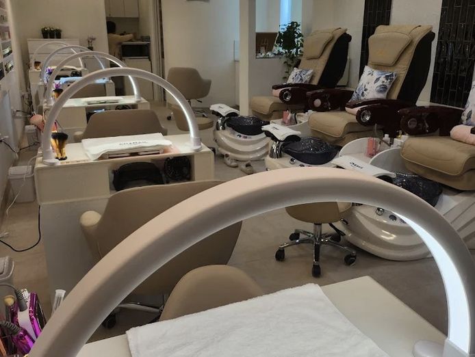 chanail-an-established-and-growing-nail-salon-in-the-queen-street-district-1
