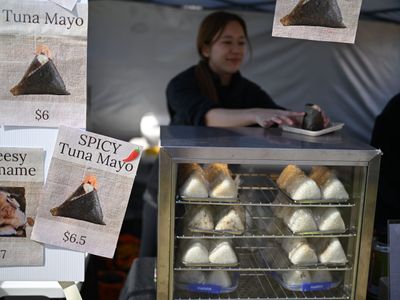authentic-japanese-food-stall-onigiri-3