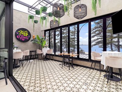 spectacular-2-storey-waterfront-gem-with-two-bars-bistro-and-rare-2am-licence-2