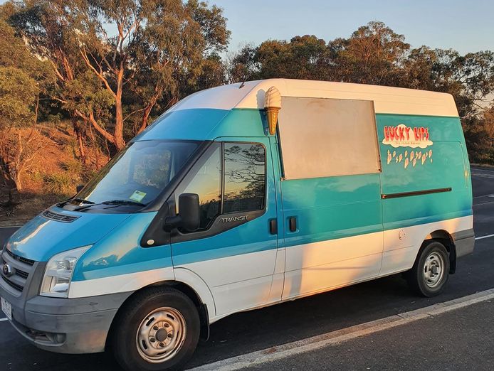 lucky-lips-ice-cream-van-for-sale-0