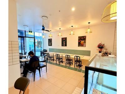 business-for-sale-prime-southport-location-788-apartments-huge-shop-low-rent-4