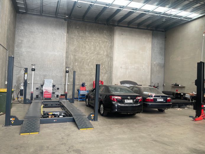 automotive-workshop-tyres-wheel-alignment-wheels-services-repair-4
