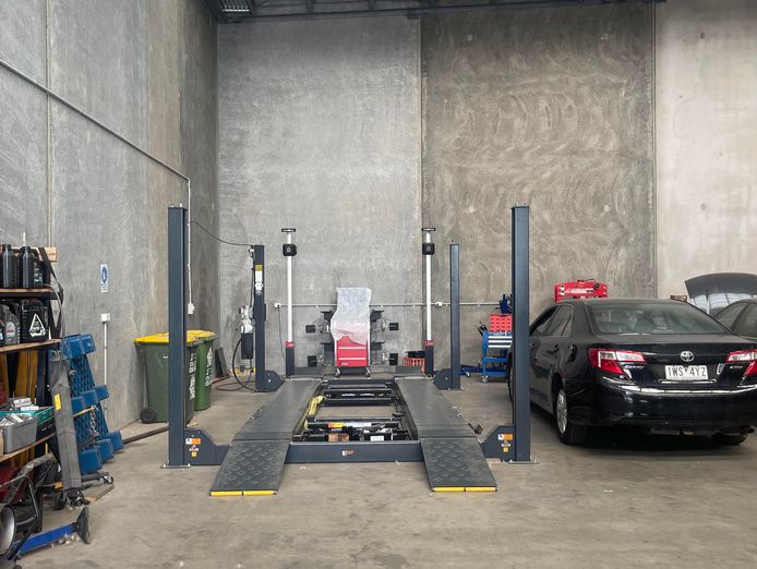 automotive-workshop-tyres-wheel-alignment-wheels-services-repair-0